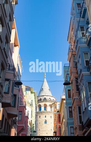 Blick auf den Galata Tower. Reise nach Istanbul vertikales Hintergrundbild. Wahrzeichen Istanbuls. Stockfoto