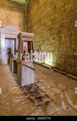 Edfu, Assuan, Ägypten. 25. Februar 2022. Heiliges Boot im Tempel des Horus bei Edfu. Stockfoto