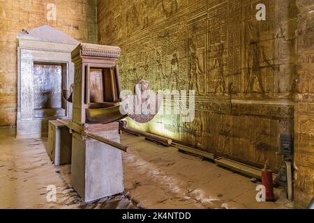 Edfu, Assuan, Ägypten. 25. Februar 2022. Heiliges Boot im Tempel des Horus bei Edfu. Stockfoto