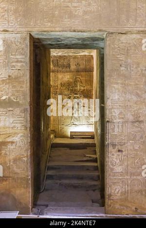 Edfu, Assuan, Ägypten. 25. Februar 2022. Durchgang im Tempel des Horus bei Edfu. Stockfoto