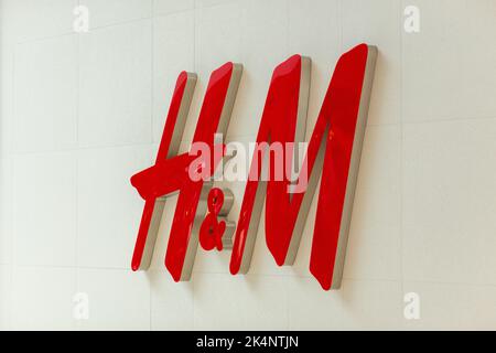 Grodno, Weißrussland - 06. April 2022: Nahaufnahme des HM-Logos auf dem HM Store im Einkaufszentrum TRINI. Stockfoto