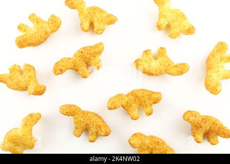 Dinosaurier geformte Erdnuss flippt isoliert auf weißem Hintergrund Textur Stockfoto