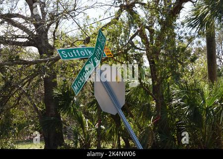 Die Folgen des Hurrikans Ian, Kategorie 4, der am 28. September 2022 den Südwesten Floridas traf.das Straßenschild in Nokomis war aufgrund eines starken Sturms verbogen. Stockfoto