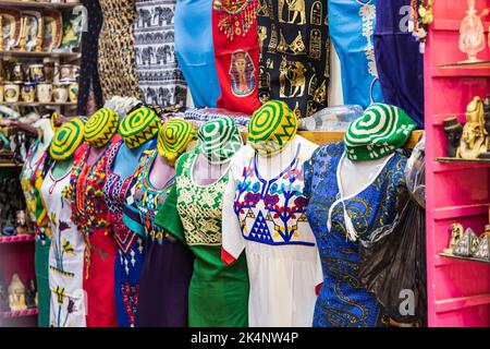 Edfu, Assuan, Ägypten. 25. Februar 2022. Kleider vor einem Bekleidungsgeschäft in Edfu. Stockfoto