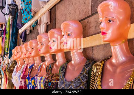 Edfu, Assuan, Ägypten. 25. Februar 2022. Mannequins vor einem Bekleidungsgeschäft in Edfu. Stockfoto