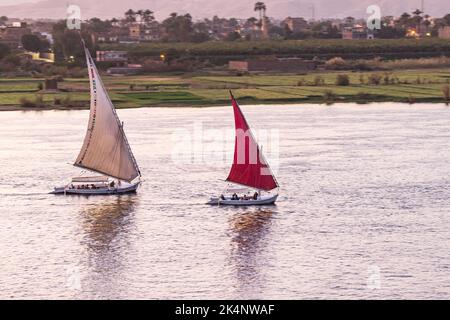 Edfu, Assuan, Ägypten. 25. Februar 2022. Feluccas auf dem Nil in Edfu. Stockfoto