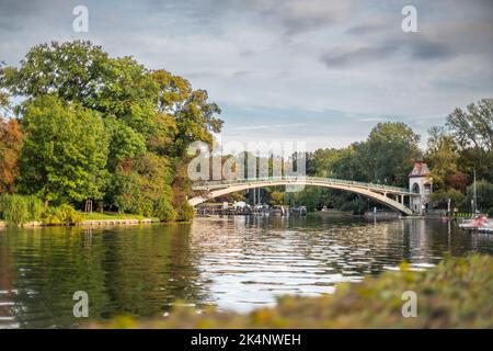 Abteibrücke über die Spree, die im Herbst zur Insel der Jugend führt, Berlin Treptow, Deutschland, Europa Stockfoto