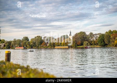 Blick vom Haus Zenner über die Spree in Richtung Alt Stralau im Herbst, Berlin Treptow, Deutschland, Europa Stockfoto