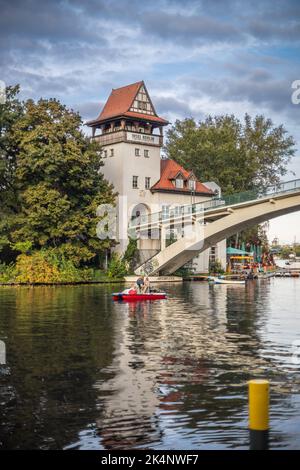 Abteibrücke über die Spree zur Insel der Jugend im Herbst, Berlin Treptow, Deutschland, Europa Stockfoto