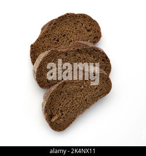 Drei Scheiben Roggenbrot auf weißem Hintergrund, Draufsicht, frisches, leckeres hausgemachtes gesundes Backen Stockfoto