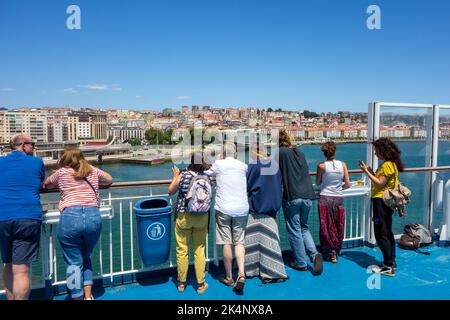 Passagiere an Bord des Frachtschiffes Galicien, das vom spanischen Fährhafen Santander auf dem Weg nach Portsmouth England ablegt Stockfoto