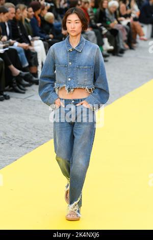 STELLA McCartney SS23 Runway während der Pariser Modewoche am 2022. Oktober - Paris, Frankreich. 03/10/2022 Stockfoto