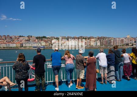 Passagiere an Bord des Frachtschiffes Galicien, das vom spanischen Fährhafen Santander auf dem Weg nach Portsmouth England ablegt Stockfoto