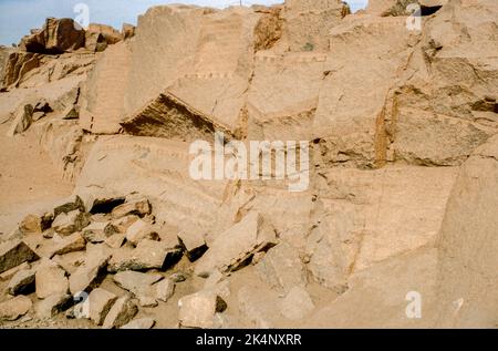 Meißelspuren auf Steinen in einem alten Steinbruch in der Nähe von Assuan, Ägypten. Archivscan von einem Dia. Februar 1987. Stockfoto