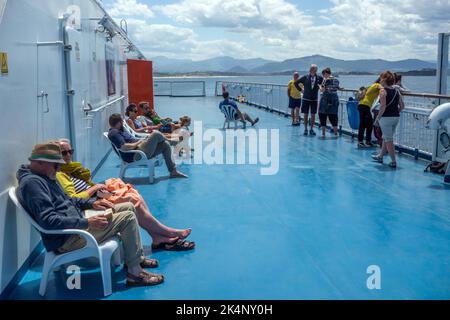 Passagiere an Bord des Frachtschiffes Galicien, das vom spanischen Fährhafen Santander auf dem Weg nach Portsmouth England ablegt Stockfoto