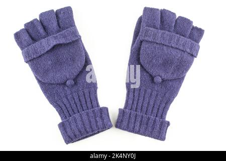 Violette Winterhandschuhe aus Wolle auf weißem Hintergrund isoliert Stockfoto