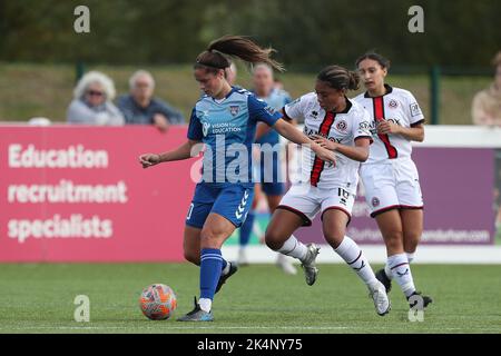 RIO HARDY von Durham Women kämpft am Sonntag, dem 2.. Oktober 2022, beim Spiel des FA Women's Continental Tyres League Cup zwischen dem FC Durham Women und Sheffield United im Maiden Castle, Durham City, um den Besitz von CHENE MUIR von Sheffield United. (Kredit: Mark Fletcher | MI News) Kredit: MI Nachrichten & Sport /Alamy Live News Stockfoto