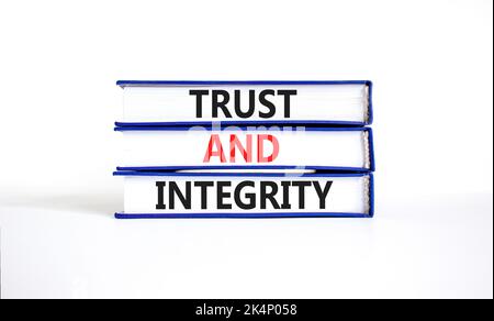 Symbol für Vertrauen und Integrität. Konzeptwörter Vertrauen und Integrität in Büchern. Schöne weiße Tabelle weißen Hintergrund. Business, psychologische und Vertrauen und Stockfoto