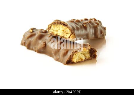 Zwei mit Schokolade überzogene Stücke von Wafer Stick isoliert auf weißem Hintergrund Stockfoto