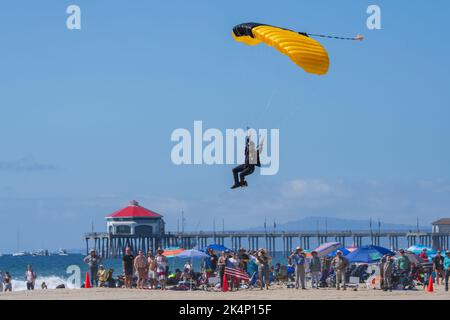 Personal Sgt. Logan Maples vom US Army Fallschirmteam landet am 1. Oktober 2022 mit hoher Geschwindigkeit für einen Demonstrationssprung auf der Pacific Airshow in Huntington Beach, Kalifornien. Das US Army Fallschirmteam tritt auf der Pacific Airshow vom 30. September bis zum 2. Oktober auf. (USA Armeefoto von Megan Hackett) Stockfoto