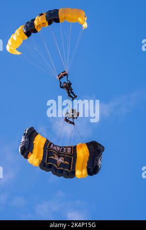 Sgt. 1. Klasse Morgan George und Staff Sgt. Nickolas Orozco vom US Army Fallschirmteam führt am 1. Oktober 2022 ein fortgeschrittenes Fallschirmmanöver für einen Demonstrationssprung auf der Pacific Airshow in Huntington Beach, Kalifornien, durch. Das US Army Fallschirmteam tritt auf der Pacific Airshow vom 30. September bis zum 2. Oktober auf. (USA Armeefoto von Megan Hackett) Stockfoto