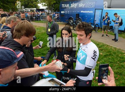 Geraint Thomas trifft die Öffentlichkeit vor dem Sky Team Bus auf den Abfahrten vor der Bristol Stage des Fahrradrennen Tour of Britain 2018, Großbritannien Stockfoto