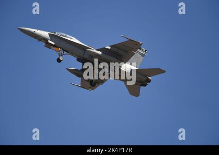 Der USMC F/A-18D von VMFAT-101 hebt vom Brown Field in San Diego, Kalifornien, ab Stockfoto