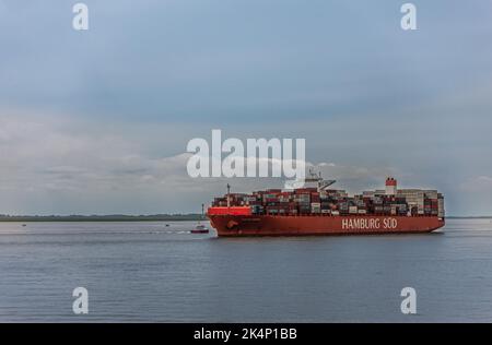 Brunsbuttel, Deutschland - 12. Juli 2022: Kieler Kanal, Nordsee. Voll beladenes rotes Containerschiff Cap San Marco der Hamburg Sud Line fährt Richtung Kanal Stockfoto