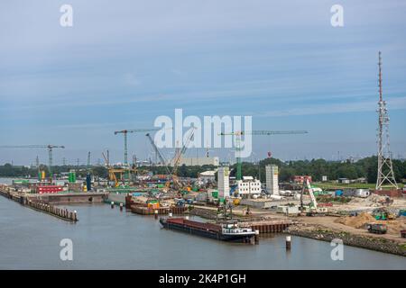 Brunsbuttel, Deutschland - 12. Juli 2022: Kiel Kanal Lock Nordsee Side. Bauarbeiten an Land zwischen ein- und Ausschleusen mit mehreren Kränen, LKW A Stockfoto