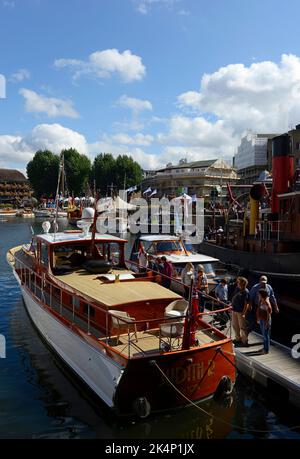 Viele restaurierte und beliebte hölzerne Yachten liegen am Dock von St. Katharine für das Classic Boat Festival. London, Großbritannien. Stockfoto