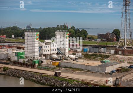 Brunsbuttel, Deutschland - 12. Juli 2022: Kiel Kanal Lock Nordsee Side. Nahaufnahme von Betonmischern und Türmen an Land zwischen Schleusen unter blu Stockfoto