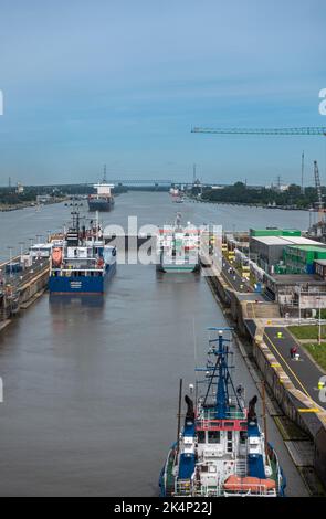 Brunsbuttel, Deutschland - 12. Juli 2022: Kieler Kanal, Nordseeseite. Miramar Limassol und Schouwenbank kleinere Schiffe warten in der Schleuse nach Osten, Stockfoto