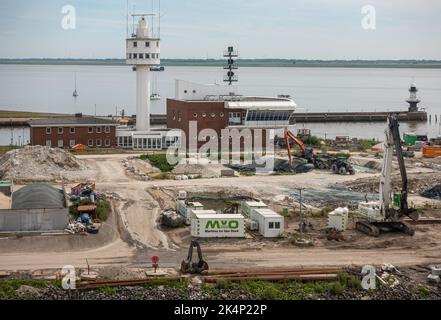 Brunsbuttel, Deutschland - 12. Juli 2022: Kieler Kanal an der Nordsee. Weißer Steuer- und Antennenturm mit Aussichtsturm hinter großen Bauarbeiten Stockfoto