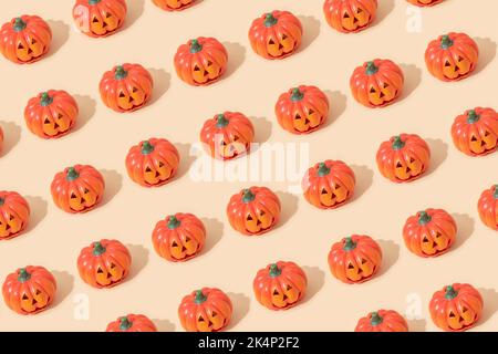 Jack O Lanterns auf hellbeigem Hintergrund. Nahtloses Muster. Stockfoto