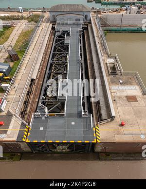 Brunsbuttel, Deutschland - 12. Juli 2022: Kieler Kanal, Nordseeseite. Nahaufnahme einer schweren Tür mit breitem Torschloss, die darauf wartet, geschlossen zu werden. Stockfoto