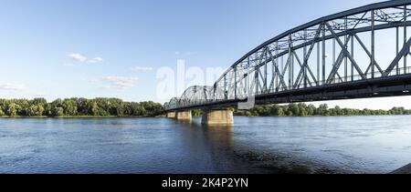 Toruń, Polen - 6. August 2018: Brücke über die Weichsel Stockfoto