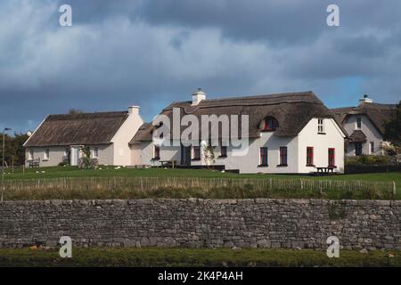 Ballyvaughan, IRLAND - 1. OKTOBER 2022: Schönes, typisches und hübsches Sommerhaus an der irischen Küste. Stockfoto