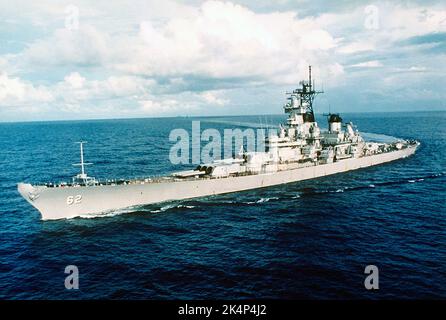 Eine Hafenbogenansicht des Schlachtschiffes USS New Jersey (BB-62) im Gange, Oktober 1987 Stockfoto