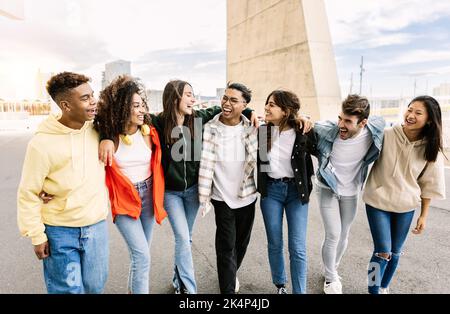 Multirassische Gruppe junger Freunde, die gemeinsam im Freien spazieren Stockfoto