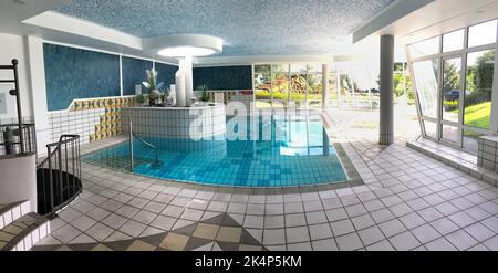 Hohenau, Deutschland - 29. Juli 2018: Hallenbad in einem Hotel. Stockfoto