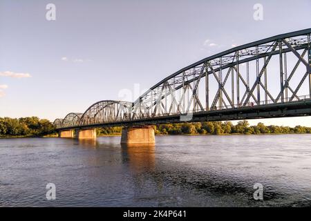 Toruń, Polen - 6. August 2018: Brücke über die Weichsel Stockfoto