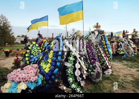 KIEW, UKRAINE - 03. OKTOBER 2022 - auf dem Friedhof von Bucha, Region Kiew, Nord-Zentral-Ukraine, sind frische Gräber von Soldaten zu sehen, die bei der Verteidigung der Ukraine vor russischen Eindringlingen starben. Stockfoto
