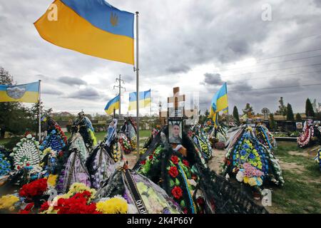 KIEW, UKRAINE - 03. OKTOBER 2022 - auf dem Friedhof von Bucha, Region Kiew, Nord-Zentral-Ukraine, sind frische Gräber von Soldaten zu sehen, die bei der Verteidigung der Ukraine vor russischen Eindringlingen starben. Stockfoto