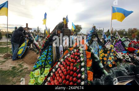 KIEW, UKRAINE - 03. OKTOBER 2022 - auf dem Friedhof von Bucha, Region Kiew, Nord-Zentral-Ukraine, sind frische Gräber von Soldaten zu sehen, die bei der Verteidigung der Ukraine vor russischen Eindringlingen starben. Stockfoto