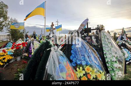 KIEW, UKRAINE - 03. OKTOBER 2022 - auf dem Friedhof von Bucha, Region Kiew, Nord-Zentral-Ukraine, sind frische Gräber von Soldaten zu sehen, die bei der Verteidigung der Ukraine vor russischen Eindringlingen starben. Stockfoto