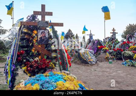 KIEW, UKRAINE - 03. OKTOBER 2022 - auf dem Friedhof von Bucha, Region Kiew, Nord-Zentral-Ukraine, sind frische Gräber von Soldaten zu sehen, die bei der Verteidigung der Ukraine vor russischen Eindringlingen starben. Stockfoto