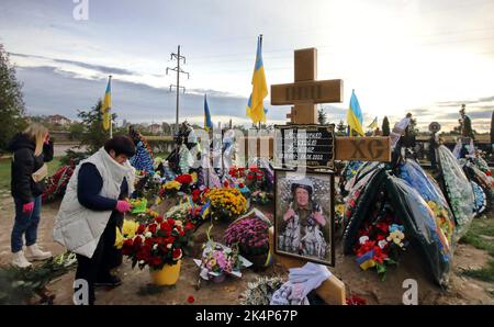 KIEW, UKRAINE - 03. OKTOBER 2022 - auf dem Friedhof von Bucha, Region Kiew, Nord-Zentral-Ukraine, sind frische Gräber von Soldaten zu sehen, die bei der Verteidigung der Ukraine vor russischen Eindringlingen starben. Stockfoto