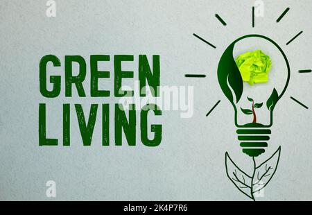 Ökologisches Konzept. Auf einer reflektierenden Oberfläche ist ein Globus und ein grünes Schild mit der Aufschrift - Green Living. Stockfoto