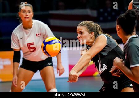 ARNHEM, NIEDERLANDE - 26. SEPTEMBER: Hilary Howe aus Kanada spielt den Ball während des Phase-1-Spiels der Pool C zwischen den USA und Kanada am 4. Tag der FIVB-Volleyball-Frauen-Weltmeisterschaft 2022 im Gelredome am 26. September 2022 in Arnhem, Niederlande (Foto: Rene Nijhuis/Orange Pictions) Stockfoto