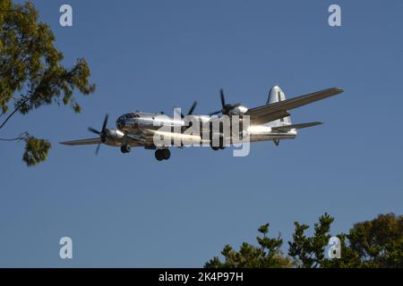 Boeing B-29 Superfortress „Doc“ landet auf dem Brown Field in San Diego, Kalifornien Stockfoto